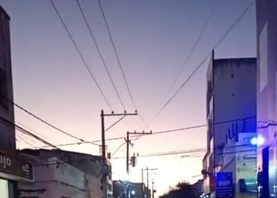 Motorista volta a reclamar de engarrafamentos na Rua Antônio Pedro, centro de Juazeiro: “Param no meio da rua para esperar pelos alunos da escola Adventista”