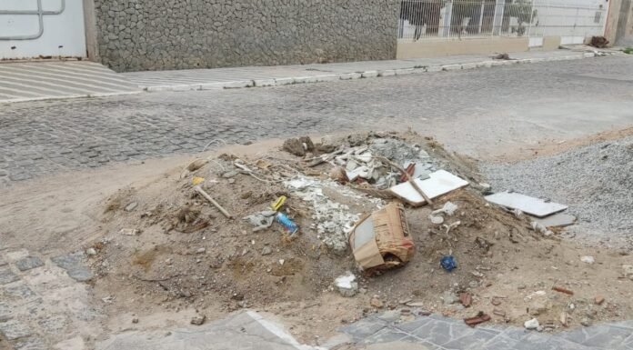 Morador do bairro Coreia, em Juazeiro, pede retirada de entulho deixado por equipe de limpeza da prefeitura em Juazeiro