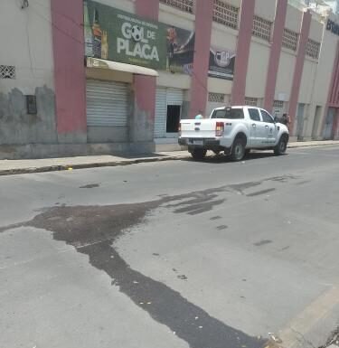 “Já tem mais de 15 dias e nada foi feito”: moradores reclamam de vazamento de água limpa no centro de Juazeiro; SAAE responde