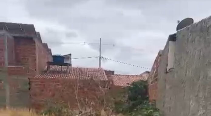 Moradora reclama de descarte irregular de lixo em terreno baldio no bairro Maringá, em Juazeiro: “não podemos viver assim”; SESP responde