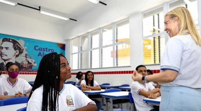Abono de 20% para professores ativos e aposentados da rede estadual é sancionado na Bahia