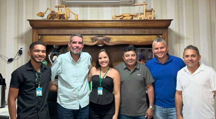 Prefeitura de Casa Nova reforça compromisso com a educação e garante apoio a universitários