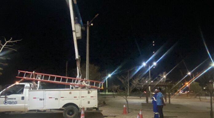 “A gente estava nas trevas, agora tem luz”, relatam moradores do Bairro Novo Horizonte, Juazeiro, após reivindicação por iluminação da praça ser atendida