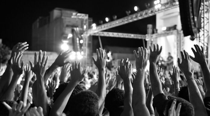 Festival “Canta Juazeiro com Maria” estreia reunindo 40 mil pessoas em frente à catedral de Juazeiro