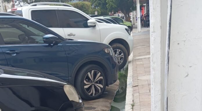 Moradora do centro de Juazeiro reclama de esgoto a céu aberto: “desde o dia 7 de setembro”