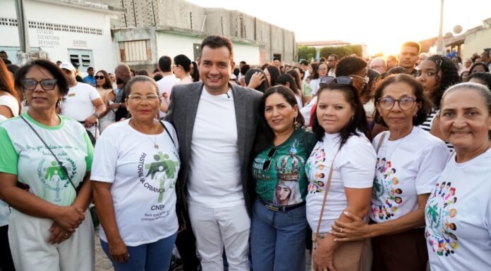 Prefeito Andrei participa da procissão de Nossa Senhora das Grotas ao lado de milhares de fiéis em Juazeiro